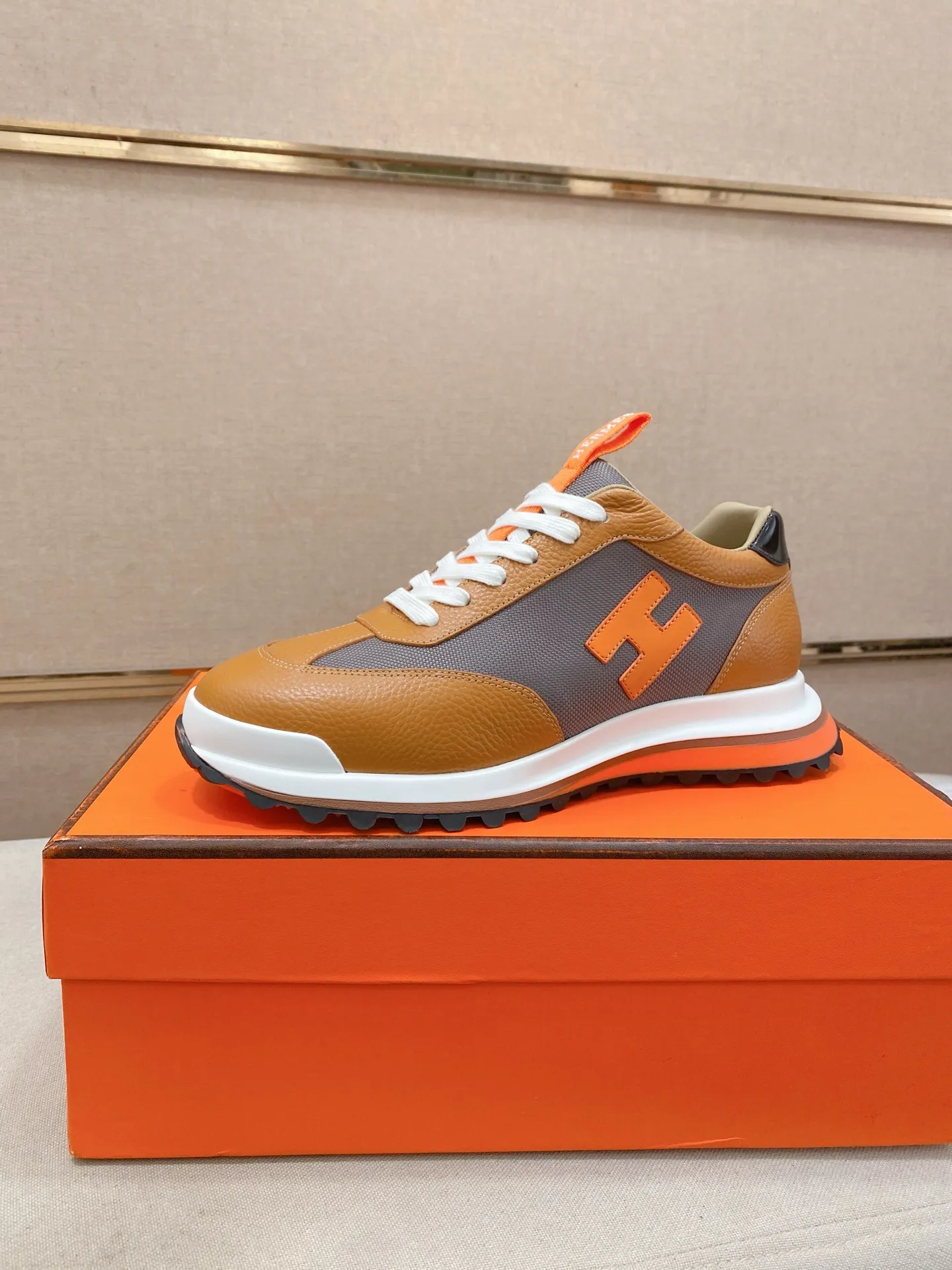 Men's shoes💰: 640💰HERMES/Hermes Leader sneakers! Tech twill, calfskin and suede goatskin sneakers featuring paneled multicolor twill, calfskin and suede. Lightweight geometric sole for a stylish urban look. Product details: White and orange rubber sole Black rubber sole with orange rubber insert Light natural leather insert White rubber toe cap Beige lambskin insole and lining Cotton strap, rubber lettering Sole height: 4cm Size: 38-39-40-41-42-43-44 (45.46 custom-made)